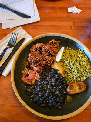 Para virar vegano é necessário pedir para tirar o queijo do Rice Bowl Chorizo. at Universal Studios - Thunder Falls Terrace in Orlando