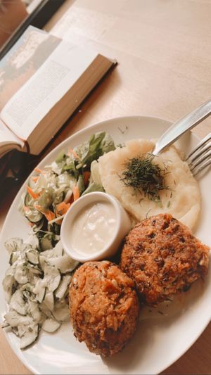 Kotleciki z kalafiora ✨🤍 at Faloviec Kuchnia Roślinna in Gdansk