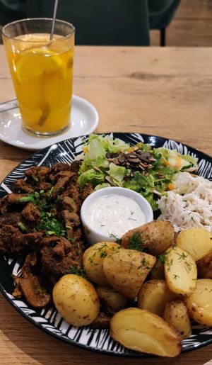 Shoerma I napar z kurkumy at Faloviec Kuchnia Roślinna in Gdansk