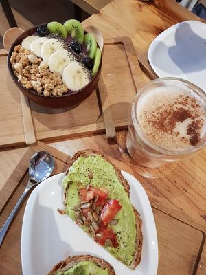 Açaí bowl y tostada de aguacate at Owl Coffee  in Sopelana