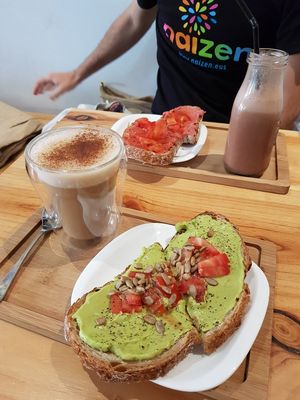 Tostada de aguacate, tostada de hummus, chai latte y batido choco cookie at Owl Coffee  in Sopelana