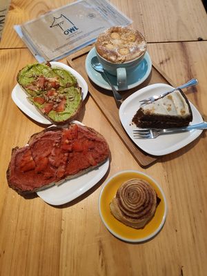 Cinnamon roll, toastadas, vegan carrot cake and cappuccino at Owl Coffee  in Sopelana
