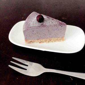 RAW BLUEBERRY CHEESECAKE:

Natural Unsweetened Organic Cashews, Dates, Natural Unsweetened Almonds, Blueberries, Coconut Oil, Vanilla.

Order at: http://www.laholista.com/en/shop/ at La Holista in Ho Chi Minh City
