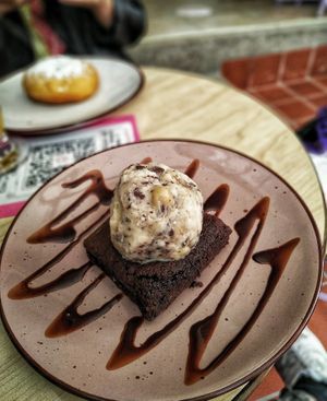Brownie Bahji con helado de galleta vegan 🍩🎉 at Frambuesa Pastelería Vegan in Bogota