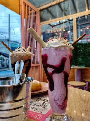 Malteada vegana Frutos rojos y chocolate 10/10 at Frambuesa Pastelería Vegan in Bogota