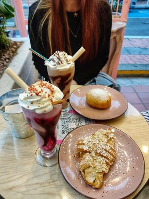 Postres: Malteadas, croissant de almendras 10/10 y dona de Nutella 10/10 at Frambuesa Pastelería Vegan in Bogota