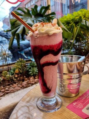 Malteada vegana frutos rojos 10/10 sabor suave at Frambuesa Pastelería Vegan in Bogota