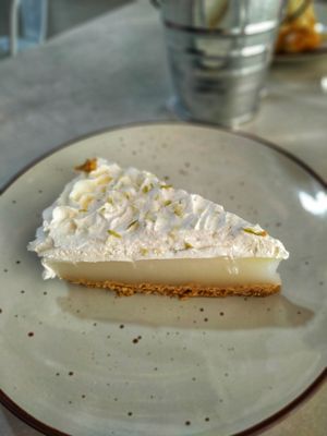 Pie de limón 💚🍍🌱 at Frambuesa Pastelería Vegan in Bogota