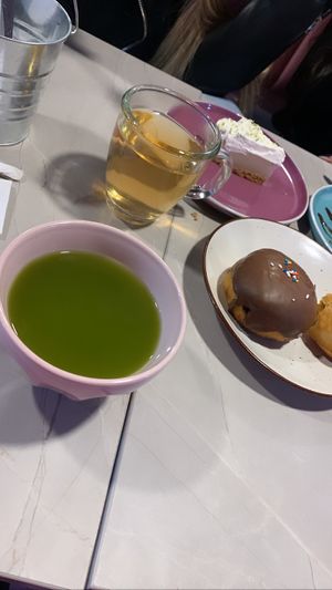 Te matcha, donas y cheesecake.   at Frambuesa Pastelería Vegan in Bogota