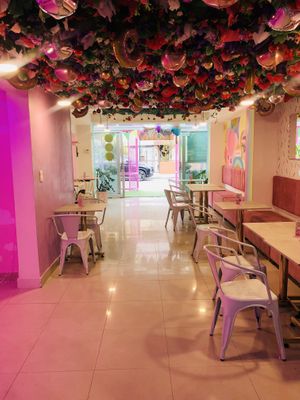 El lugar es hermoso 😍 y muchas cositas deli….   at Frambuesa Pastelería Vegan in Bogota