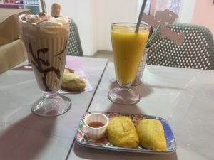 Jugo de mango, arepas, chocolate milkshake   at Frambuesa Pastelería Vegan in Bogota