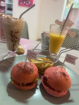 So impressed by these burgers! 🙏🏼  at Frambuesa Pastelería Vegan in Bogota