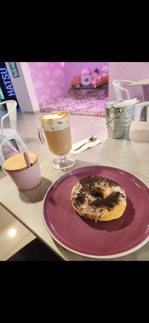 chai latte y donut at Frambuesa Pastelería Vegan in Bogota