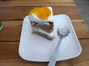 vanilla peach vegan cake at Frambuesa Pastelería Vegan in Bogota