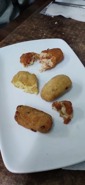 Croquetas veganas de zanahoria (arriba), curry (medio) y espárragos (abajo) (vienen 6) at La Pascuala in Madrid