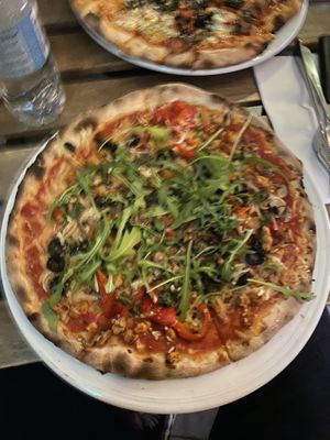 Pizza vegana: queso vegano, pollo vegano, aceitunas, champiñones, pimiento, cebolla y rúcula  at Bella Sydhavn Pizzeria in Copenhagen