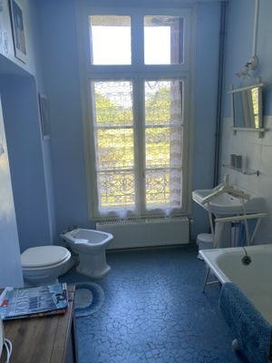 Une des salle de bain  at La Cure du Maine Charles in Birac