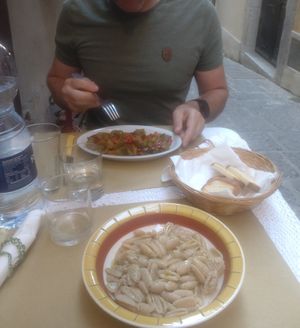 Caponata und Pasta mit Pistazienpesto at Zenzero in Siracusa