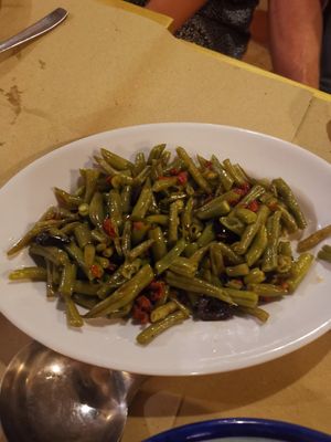 Green beans with black olives and sun dried tomatoes at Zenzero in Siracusa