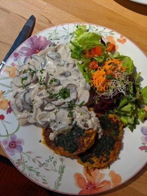 Plat du jour : rostis légumes/millet/pois chiche à l'ail des ours, champignons sauce crémeuse (avoine) et vin blanc avec chou chinois accompagné de salade et crudités at Cuit Lu Cru in Colmar