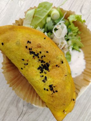 Empanada aromatizzata al limone ripiena di tofu e funghi con insalata e salsa yogurt at L'Essentiel Chez Raphael - Food Truck in Strasbourg