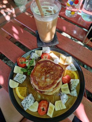 Vegan Pancakes + Latte with coconutmilk at Rosie's Cafe in Hoi An