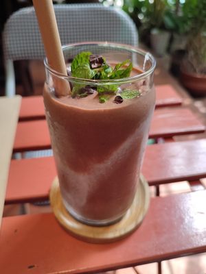 Choc shake, 100 recommend, delicious!!!! 🫰 at Rosie's Cafe in Hoi An