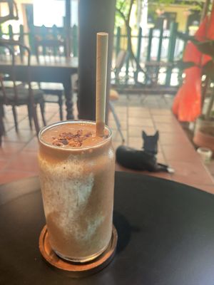 Chocobana (chocolate, café, mantequilla de cacahuete, banana, leche de almendras).🤯 #Veganuary at Rosie's Cafe in Hoi An