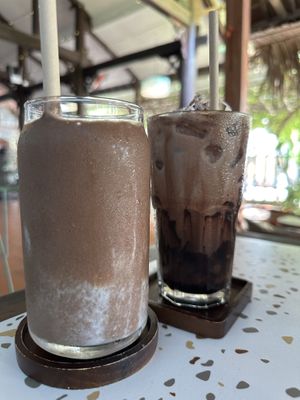 vegan chocolate & coffee Banana Smoothie, iced Chocolate with Oat Milk   at Rosie's Cafe in Hoi An