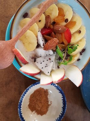 Oatmeal bowl at Rosie's Cafe in Hoi An