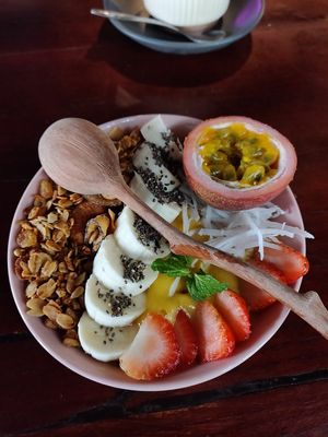 Liquid sunshine smoothiebowl (mango, banana, pineapple with toppings) at Rosie's Cafe in Hoi An