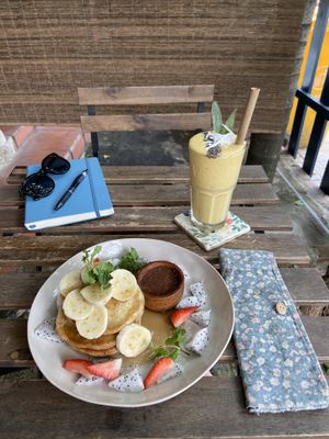 Vegan pancakes and the mango smoothie at Rosie's Cafe in Hoi An