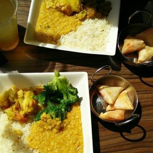 Dahl + riz + brocolis + pommes de terre + samoussa patate douce at Elaichi Street Food in Paris