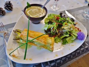  Exemple d' ENTRÉE:
- Feuilleté aux asperges et à la crème végétale et ciboulette du potager
- Velouté de châtaignes de notre jardin
- Mesclun et sa vinaigrette aux baies de goji. at Chez Caro et Seb in Saint-franc