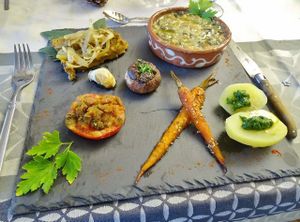 Exemple de PLAT:
- Rôti de chez "Vegusto" cuit aux four sur un lit d'oignons et ail en chemise
- Pomme de terre d'un producteur local et son pesto à l'ail des ours maison
- Tomate provençale
- Champignon farci à la crème, ail et persil
- Gratin bio de courgettes du jardin et sa béchamel sans gluten
- Carotte fane rôtie (marinée plusieurs heures dans de l'huile d'olive, une touche de sirop d'agave, graines de sésame et de pavot). at Chez Caro et Seb in Saint-franc