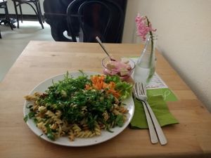 Spirelli mit bärlauch, rucola und pilzen at Superfood in Halle