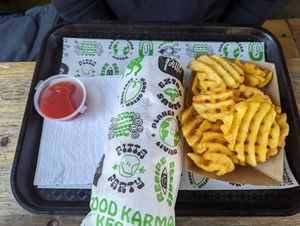 Falafel nit Riffelpommes at What The Pitta in London