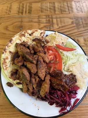 Non-meat, pita, cavolo rosso, pomodori secchi, hummus, pomodori, crauti  e insalata   at What The Pitta in London