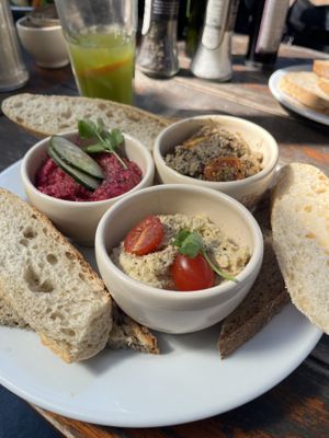 Hummus de garbanzo, de remolacha y babaganoush  at Le Pain Quotidien - Distrito Arcos in Buenos Aires
