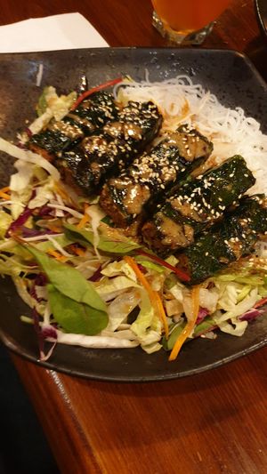 Seitan auf Salat mit Nudeln at Chay Umi in Berlin