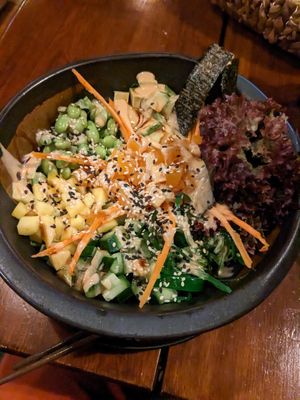 Vegan bowl with salmon at Chay Umi in Berlin