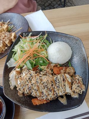 Rice bowl with tofu, veggies and sesame hoisin sauce at Chay Umi in Berlin