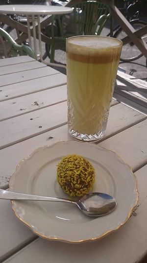 Raw food ball licorice and ginger latte at Mandel & Malla in Kivik