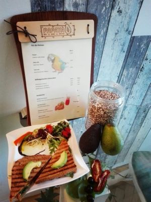 "Aztec Power": Sandwich with guacamole, quinoa and spinach! at Papaya Saftbar - Mobile Juice Bar in Villach