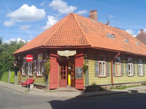 The entrance at Rohelise Maja Pood ja Kohvik in Viljandi