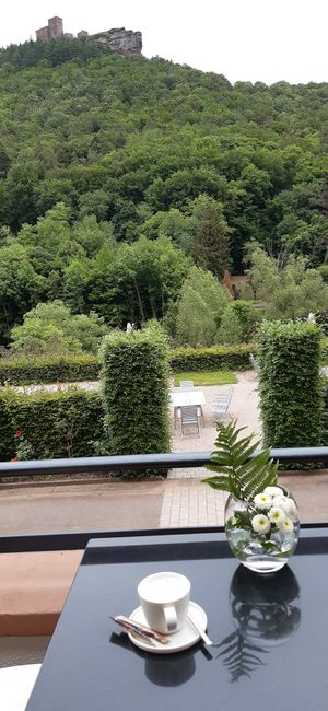 Hafercapuccino auf der Terrasse at Zum Alten Kurhaus at Jugendstilhotel Trifels in Annweiler