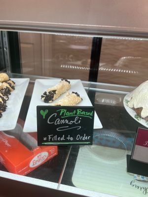 Cannoli 🍰 at That Pizza Place in Levittown