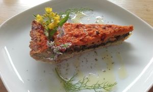 Spinach and leek quiche (gluten free) with sunflowerseeds cheese on top and edible flours at Veg Art Natural Food in La Palma