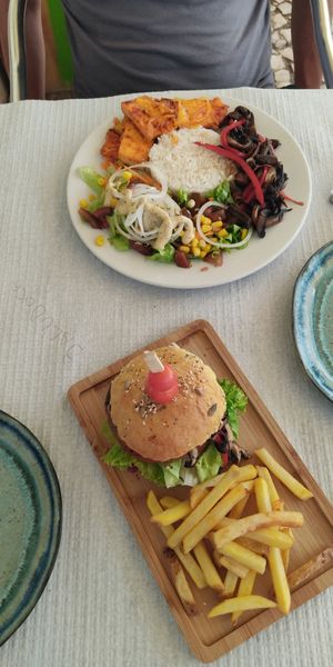 Tofu à Portuguesa e hamburguer vegan at Ateliê 47 in Silves