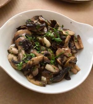 Garlic mushrooms 😋 at Ateliê 47 in Silves